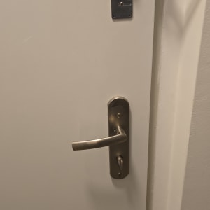 ידית ודלת עם מנעול ובריח