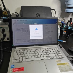 מחשב נייד עם עדכון קושחה של ASUS על המסך