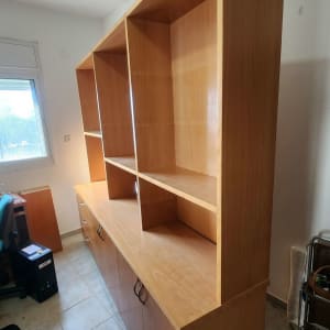 ארון עץ גדול עם מדפים ודלתות תחתונות