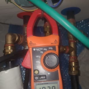 מד אמפר מחובר לדוד שמש עם צינורות וחיבורים