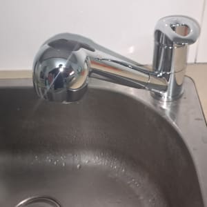 ברז נירוסטה מותקן בכיור מטבח