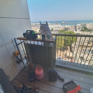 יחידת מיזוג אוויר עם כלי עבודה ומיכל גז