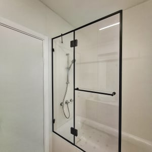 מקלחון זכוכית עם מוט מקלחת וכיור