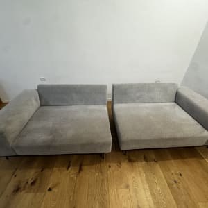 שני ספות אפורות על רצפת עץ