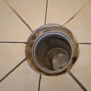 חור ברצפה עם איטום סביבו