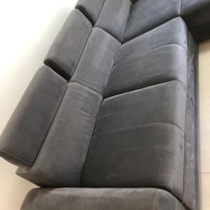 ספה אפורה נקייה ומסודרת