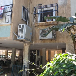 בניין מגורים עם מזגנים וצמחייה