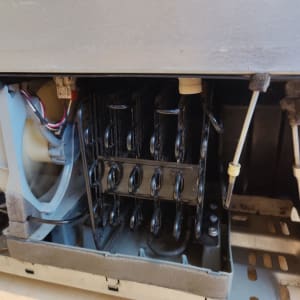 מאוורר ומערכת קירור במקרר עם חוטים חשמליים