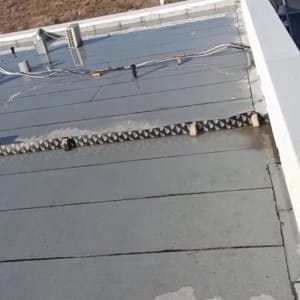 גג אטום עם יריעות ביטומניות וחיבורים אטומים