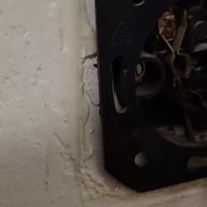 חוטי חשמל בתוך שקע קיר פתוח