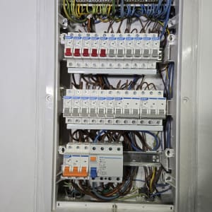 לוח חשמל עם חוטים ומפסקים