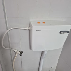 מיכל הדחה עם צינורות חיבור