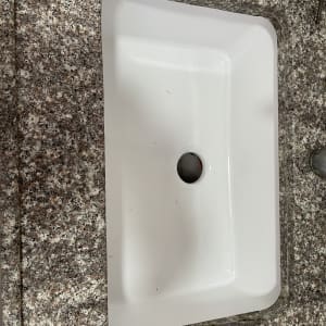 כיור לבן מותקן בשיש גרניט