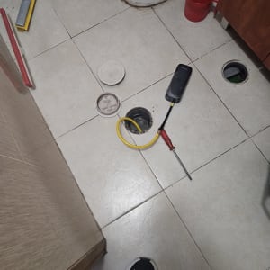 כלים לתיקון נזילות על רצפת חדר אמבטיה