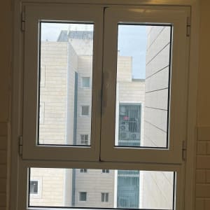 חלון אלומיניום עם מסגרת לבנה