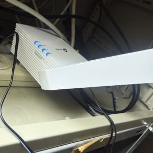 מגדיל טווח WIFI של TP-Link מותקן ופועל עם נוריות חיווי דולקות