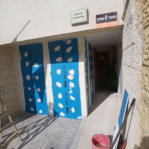 עבודת גבס עם לוחות כחולים וכלי עבודה