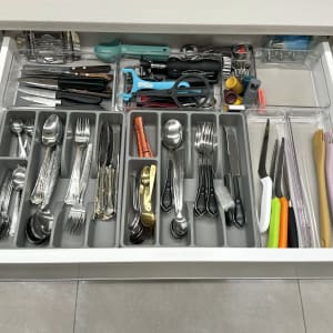 מגירת סכו"ם מאורגנת עם סכינים, מזלגות וכפות