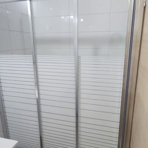 דלתות זכוכית למקלחת עם מסגרת מתכת