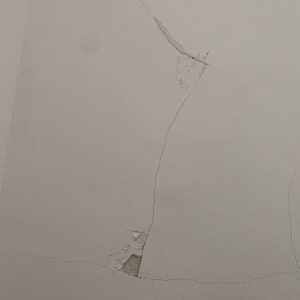 קיר עם סדקים וקטע טיח מתקלף