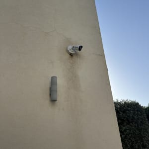 מצלמת אבטחה מותקנת על קיר עם כתמי רטיבות