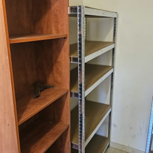 מדפים מעץ ומתכת בחדר פנימי