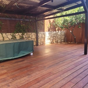 פרגולה מעץ עם רצפת דק ועץ לימון