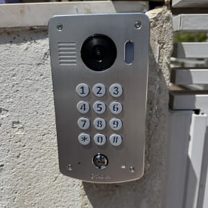 מערכת אינטרקום עם לוח מקשים על קיר חיצוני