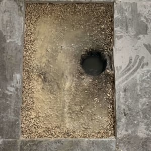 חשיפת נקודת נזילה ומים כלואים מתחת לאריח ריצוף מפורק