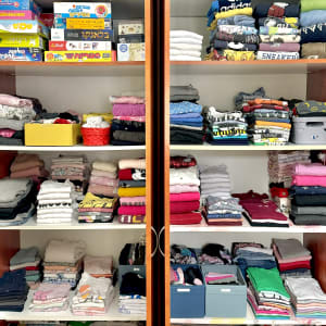 ארון בגדים מסודר עם בגדים מקופלים ומשחקי קופסה