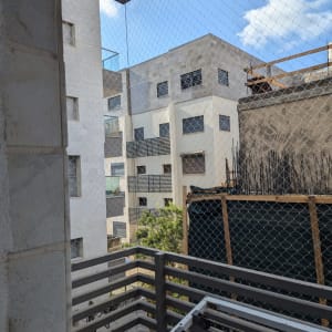 רשת הגנה מותקנת על מרפסת למניעת כניסת יונים