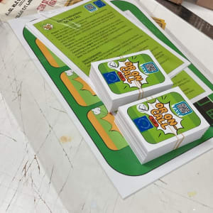 ערימת כרטיסים מודפסים על שולחן עבודה בבית דפוס