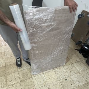 עטיפת חפץ בניילון לקראת מעבר דירה