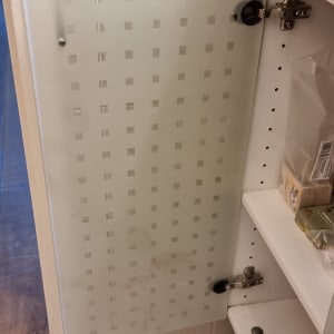 דלת זכוכית חלבית עם ידית מתכת