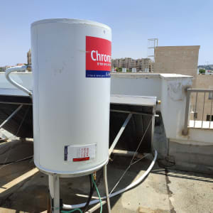 דוד שמש לבן עם צינורות על גג