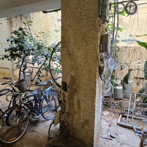 אזור חניה עם אופניים וחוטי חשמל על עמוד