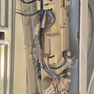 חיווט פנימי של מכשיר חשמלי עם חוטים וצבעים שונים