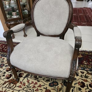 כיסא מרופד עם מסגרת עץ מגולפת