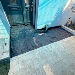 אזור כניסה לבית עם יריעות איטום על הקרקע
