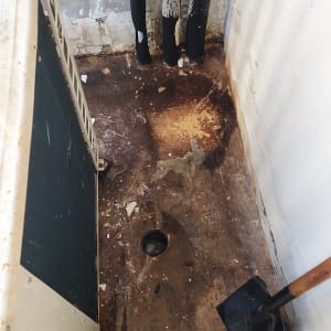 צינורות שחורים, רצפה מלוכלכת, את חפירה