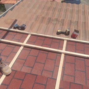 כלי עבודה על גג רעפים עם קרשים