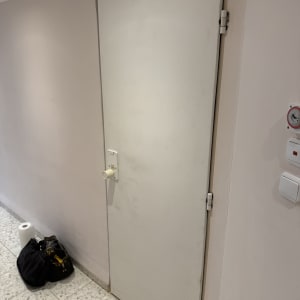 דלת עם מנעול וכלי עבודה על הרצפה