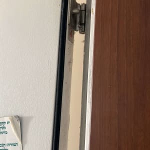 דלת עם ציר ומנעול, חלקי דלת נראים