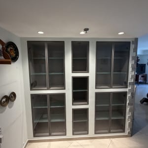ארון קיר עם דלתות זכוכית ותאורה