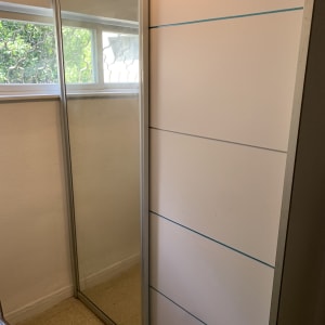 דלתות הזזה עם מראה וחלון קטן