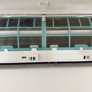 מסנן של מזגן עם חלקים פנימיים גלויים