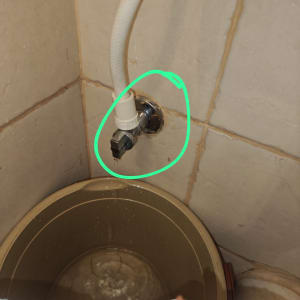 דליפה בצינור מים מעל דלי במקלחת