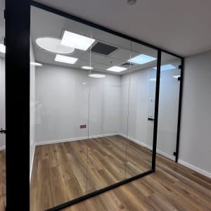 חדר עם רצפת עץ ודלת זכוכית