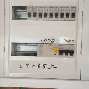 לוח חשמל עם מפסקים וחוטים צבעוניים