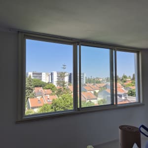 התקנת חלון הזזה גדול מאלומיניום בחדר מגורים